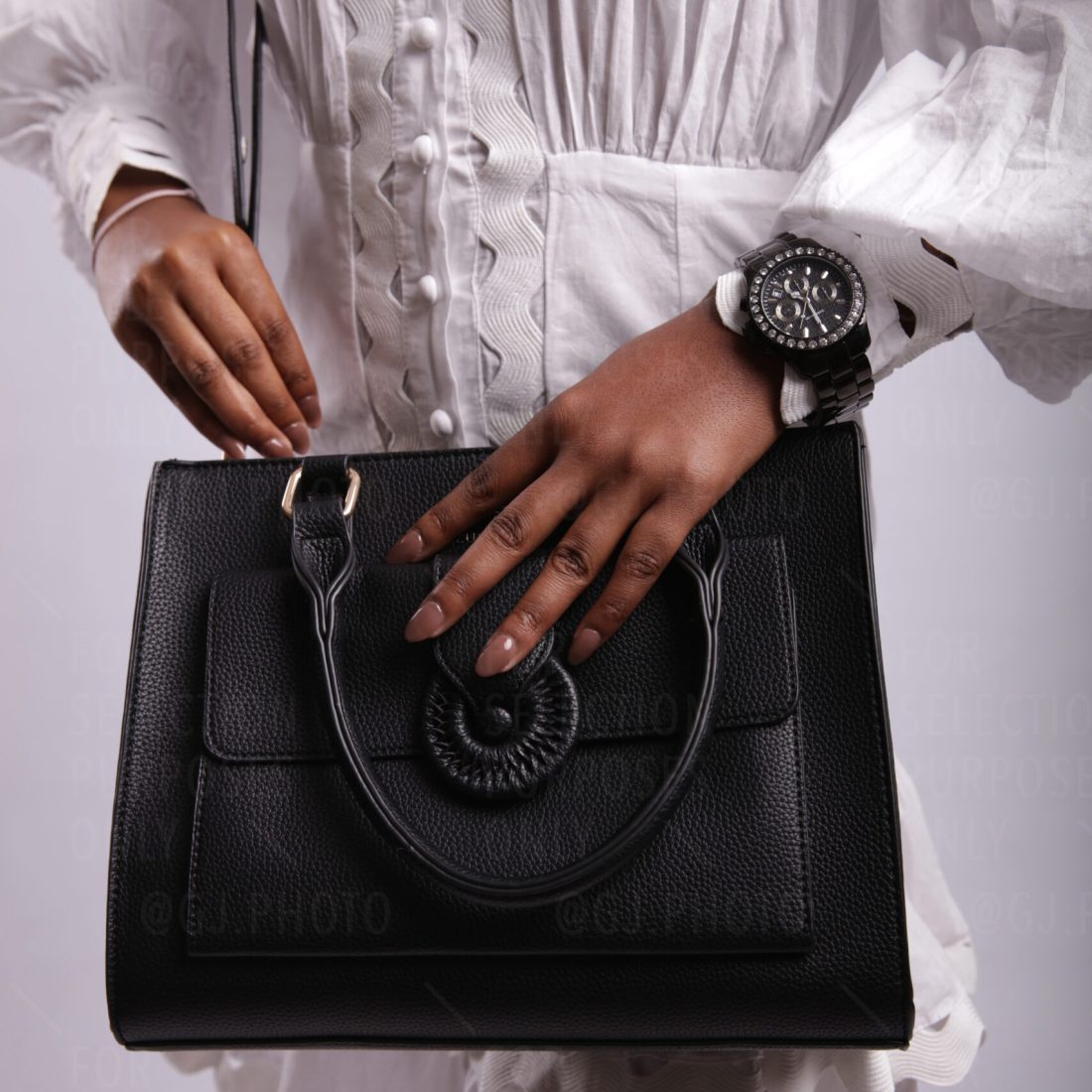 Model wearing DUAFE gunmetal black boyfriend watch with interchangeable bezels