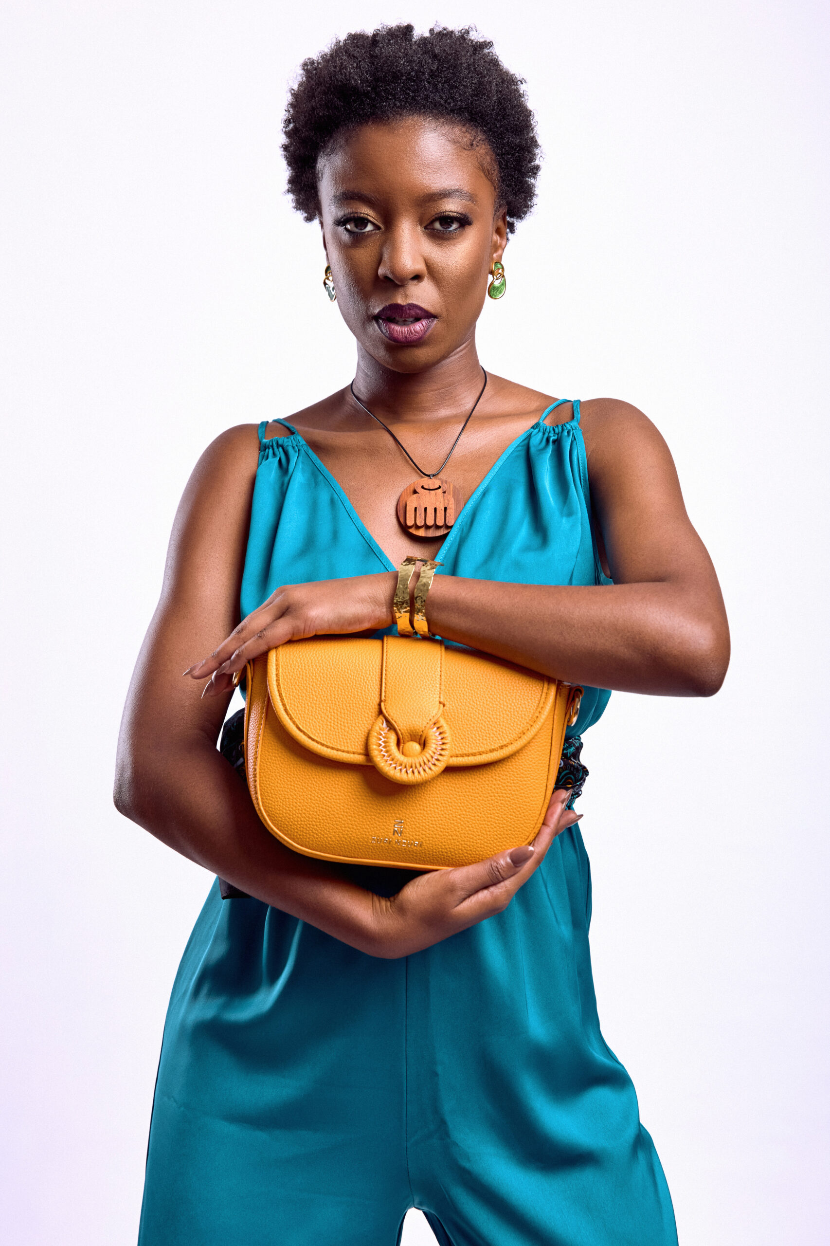 Model wearing the Duafe ochre signature crossbody styled for an effortless day look